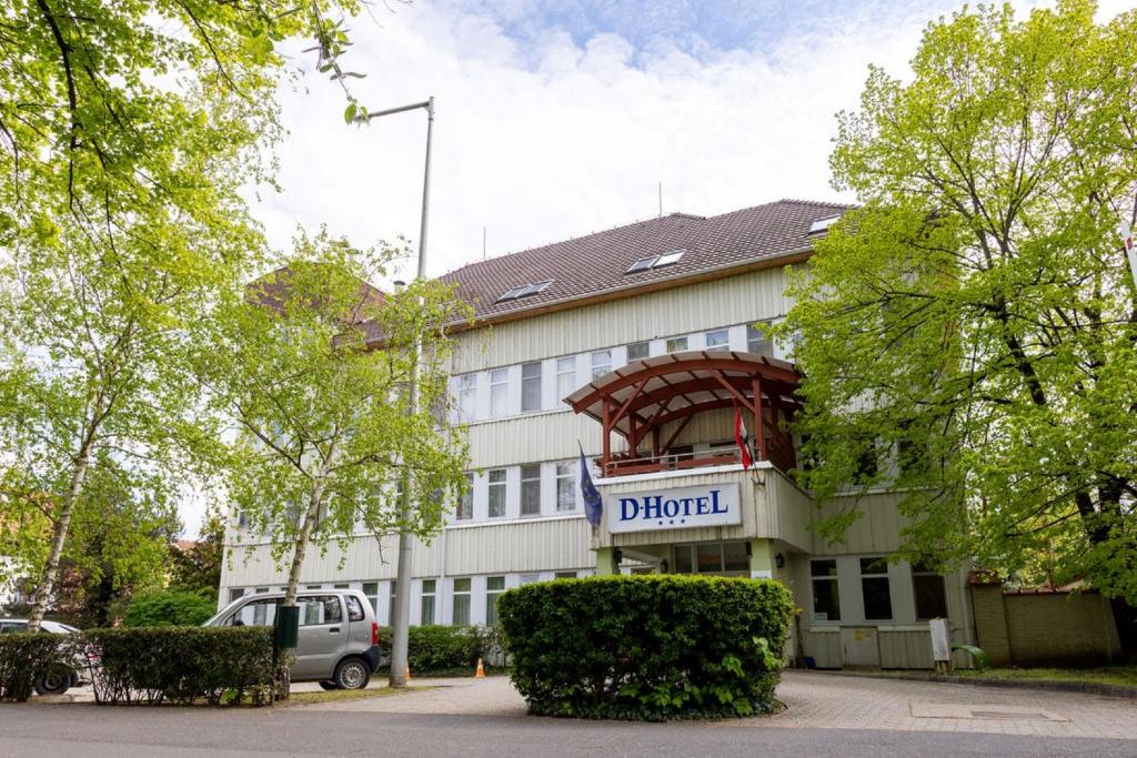 un edificio con un cartel que diga drupal en D-Hotel, en Gyula