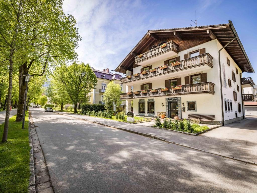 een lege straat voor een gebouw bij Hotel Am Rupertuspark in Bad Reichenhall