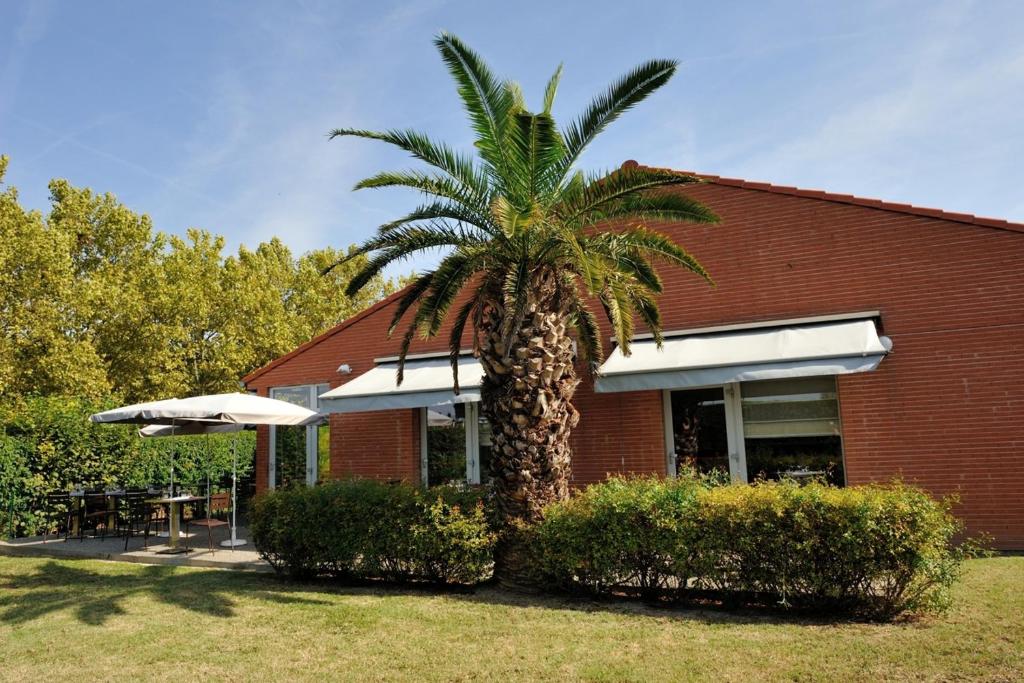 Jardin de l'établissement Campanile Toulouse Sud-Labège innopole