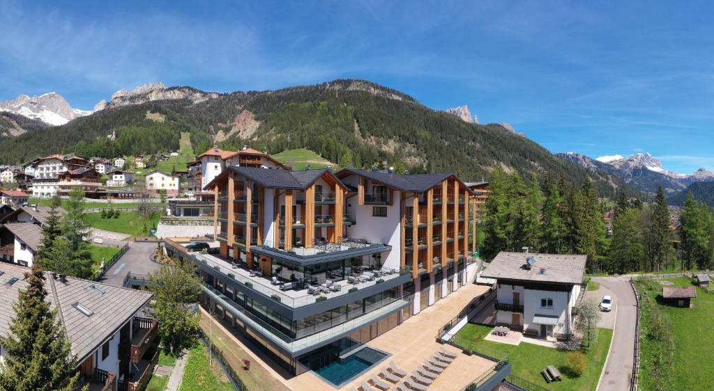 ヴィーゴ・ディ・ファッサにあるCiampedie Luxury Alpine Spa Hotelの山を背景にした建物の空中