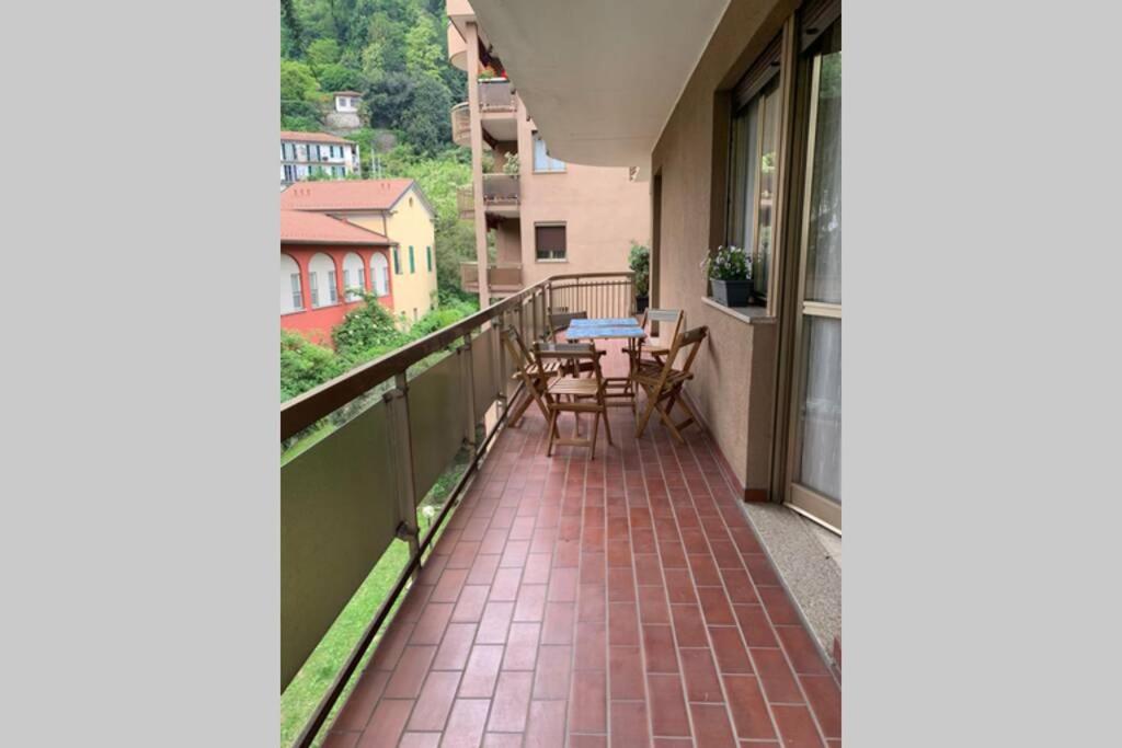 een balkon met een tafel en stoelen erop bij Lario Promenade: family friendly apartment in Como in Como