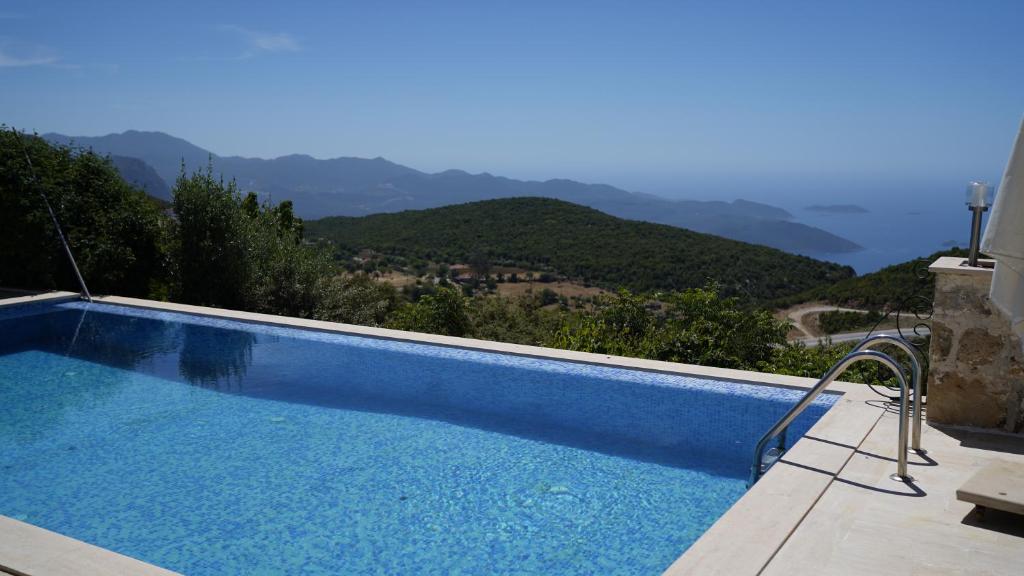 einen Pool mit Bergblick in der Unterkunft Villa Emilie Kas in Kaş