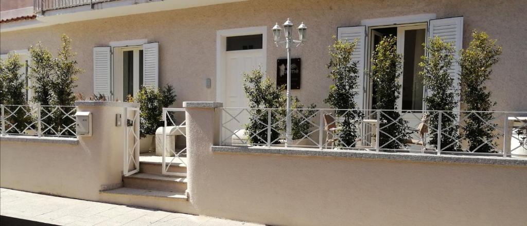 a building with a balcony with plants on it at MarMè in San Teodoro