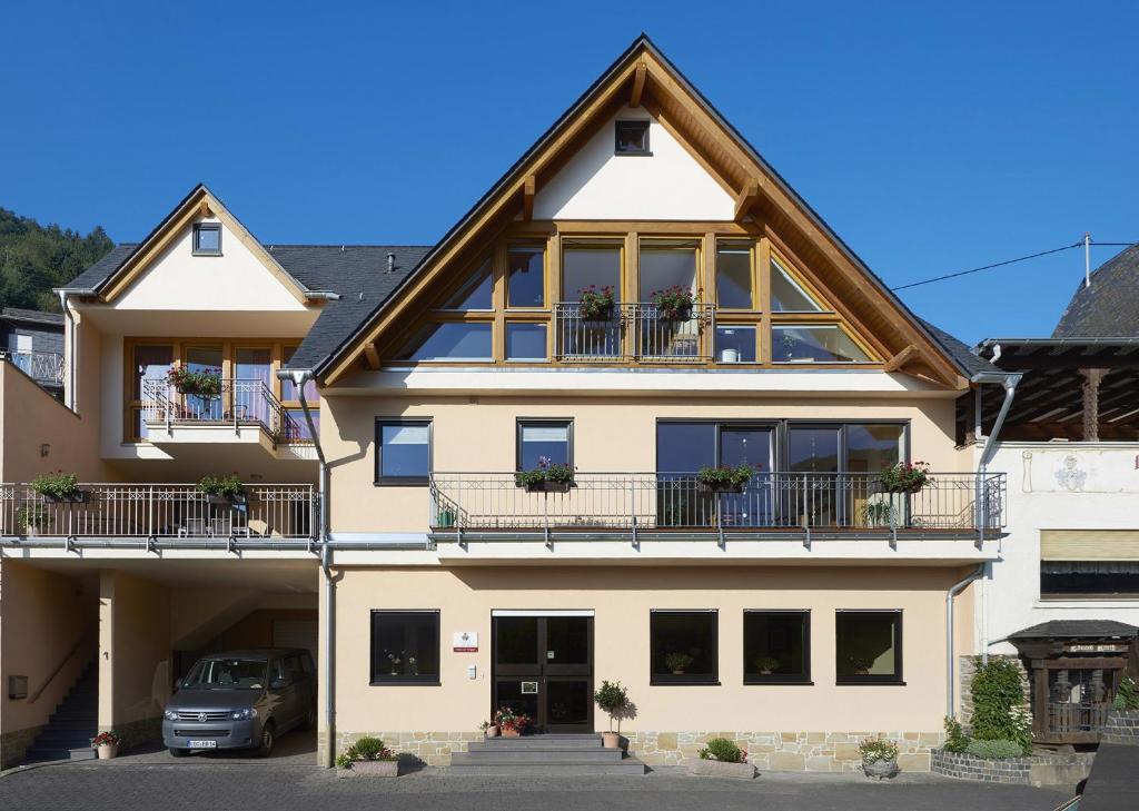 een groot huis met een balkon bij Weingut Eduard Kroth in Briedel