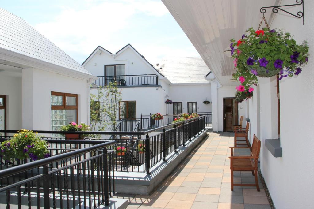 balkon domu z kwiatami i roślinami w obiekcie Donegan Court Aparthotel w Galway