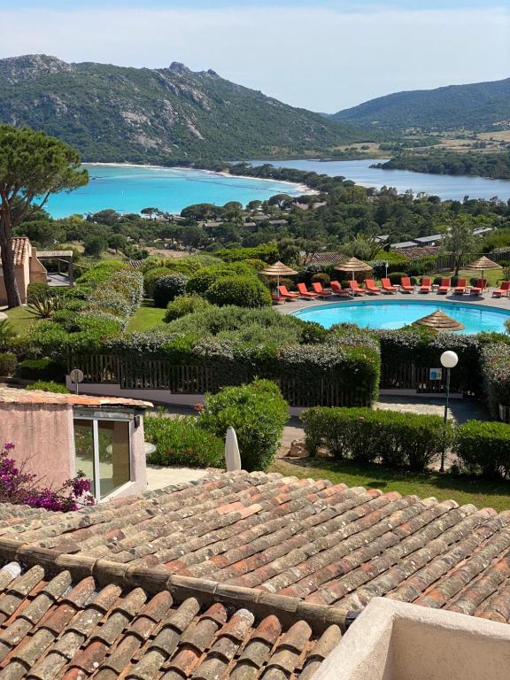 Le village de l'hacienda - Marina di santa Giulia- Porto-Vecchio في بورتو فيكيو: اطلالة على مسبح وبحيرة