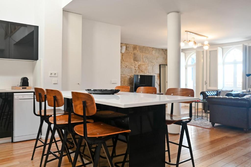 cocina y sala de estar con mesa y sillas en Oporto Chic&Cozy - Ribeira, en Oporto