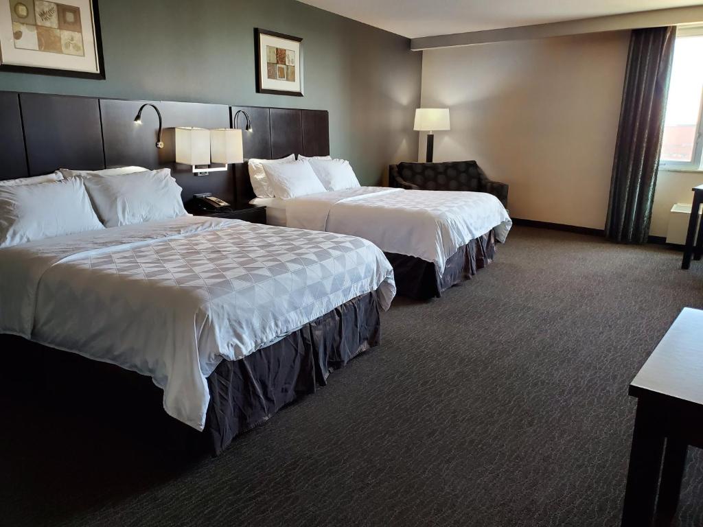 Säng eller sängar i ett rum på Holiday Inn Saskatoon Downtown by IHG