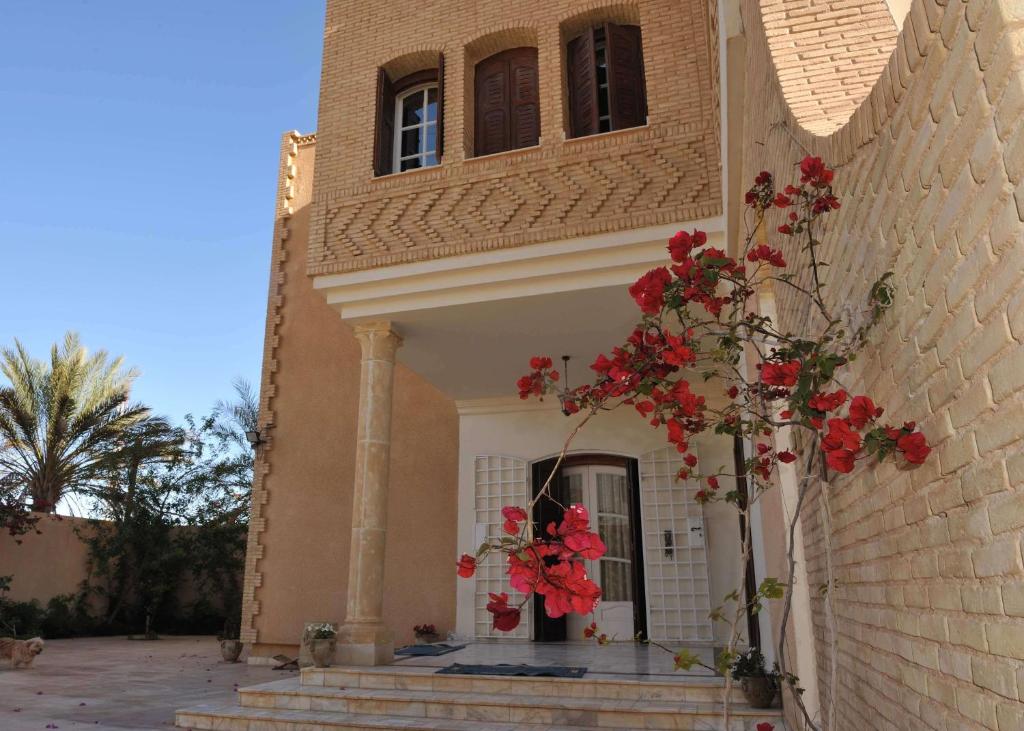 The facade or entrance of Maison D'Hôtes villa Fatima