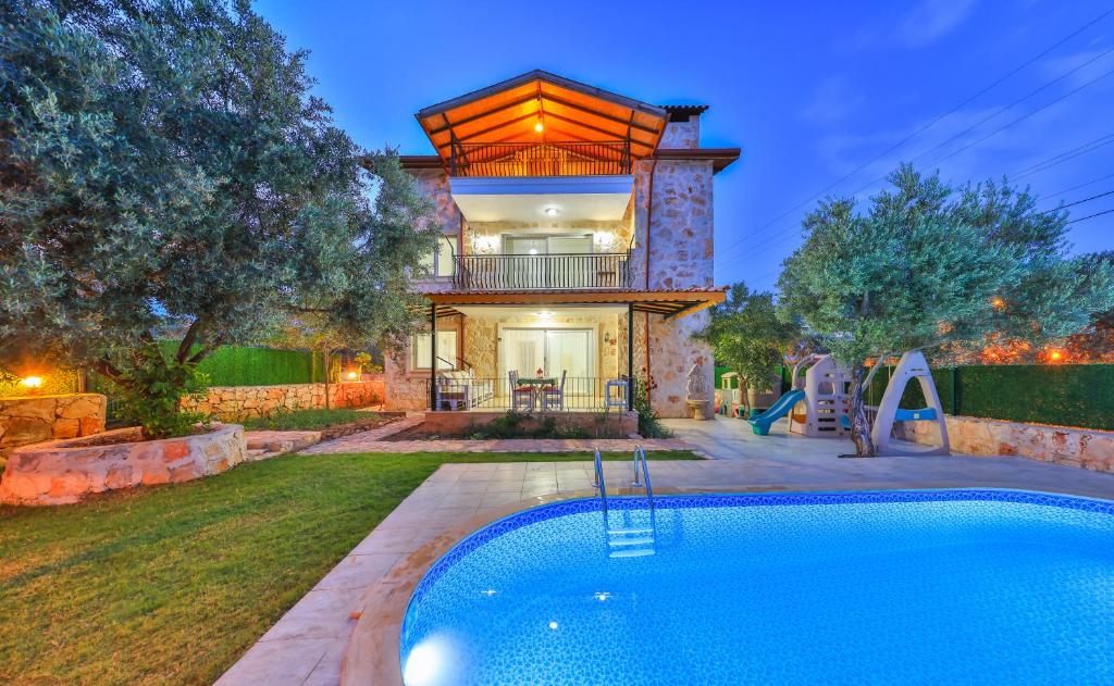 une maison avec une piscine et une maison dans l'établissement Villa Candan Kaş, à Antalya