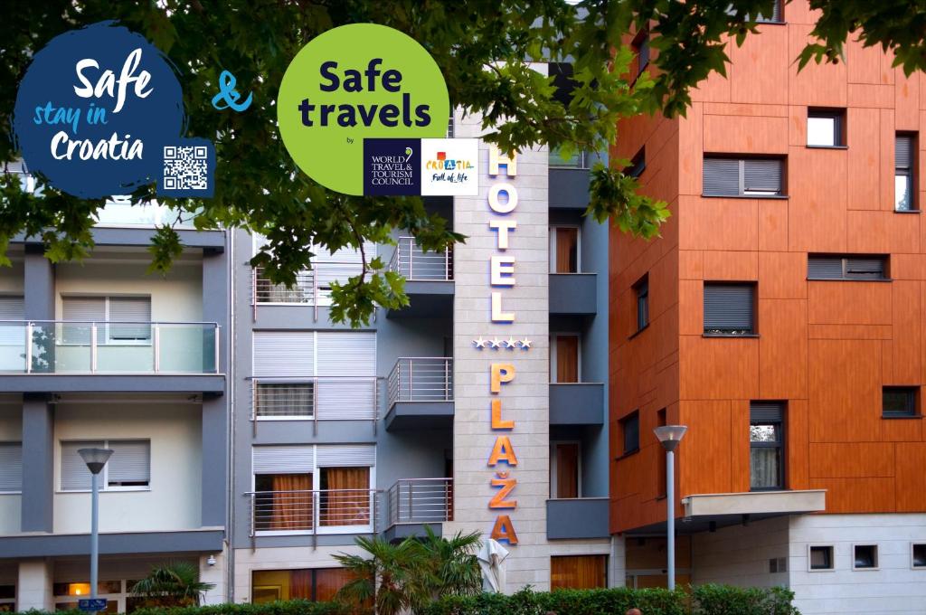 ein Gebäude mit einem Schild, das sichere Reisen liest in der Unterkunft Hotel Plaža in Omiš