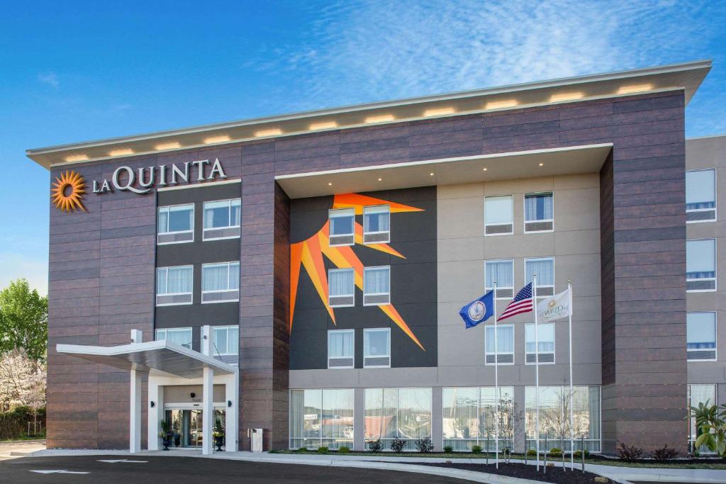 ein Hotel mit einem Wandbild auf der Vorderseite in der Unterkunft La Quinta Inn & Suites by Wyndham Manassas, VA- Dulles Airport in Manassas