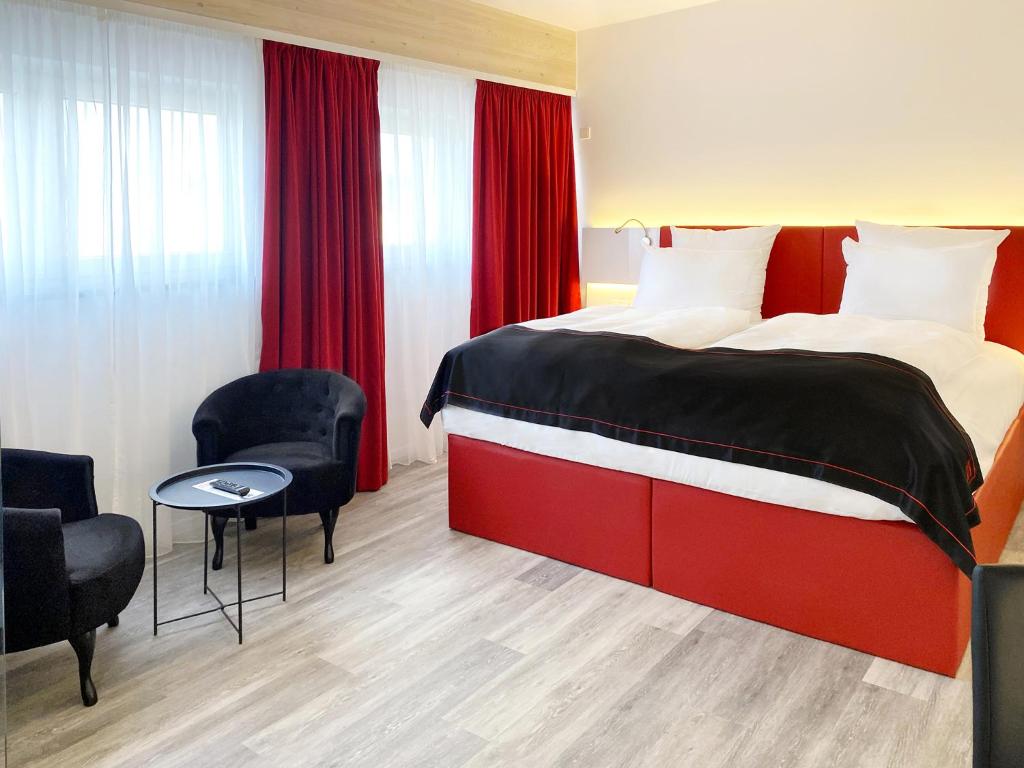 DORMERO Hotel Deggendorf में एक कमरे में एक या कई बेड