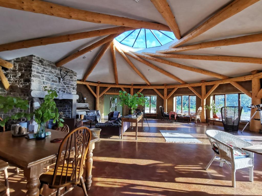 ein Wohnzimmer mit einer großen Decke mit Holzbalken in der Unterkunft Lough Mardal Lodge in Donegal