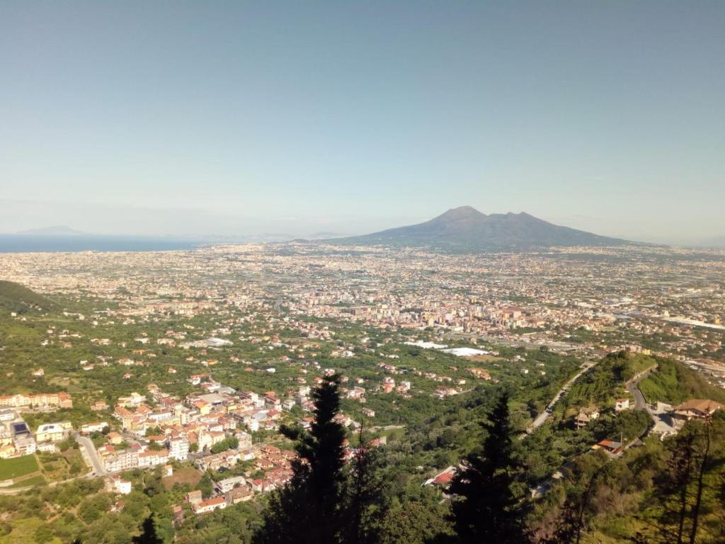 Pemandangan gunung umum atau pemandangan gunung yang diambil dari hotel