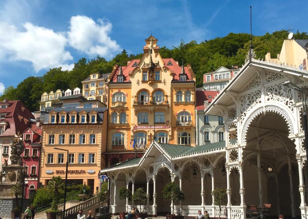 um grande edifício em frente a um grupo de edifícios em Hotel Romance em Karlovy Vary