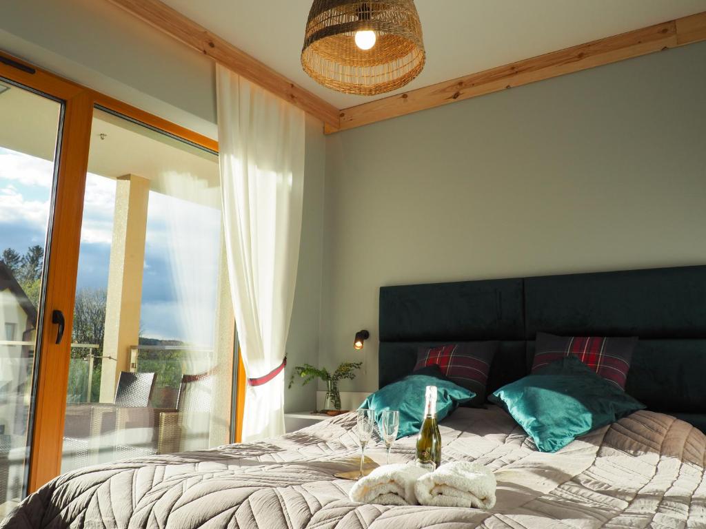 una camera con un letto e una grande finestra di Apartament MONTANA a Karpacz