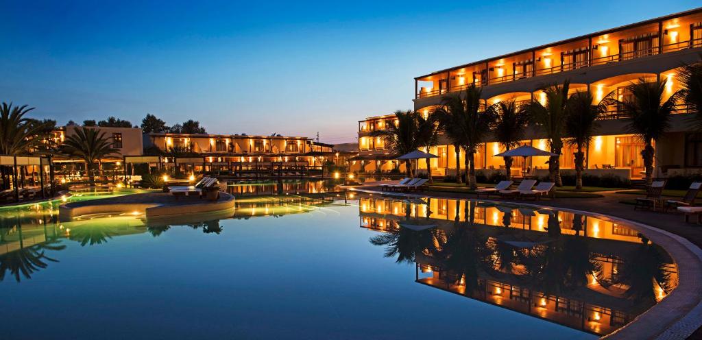 ein Hotel mit Pool in der Nacht in der Unterkunft La Hacienda Bahia Paracas in Paracas