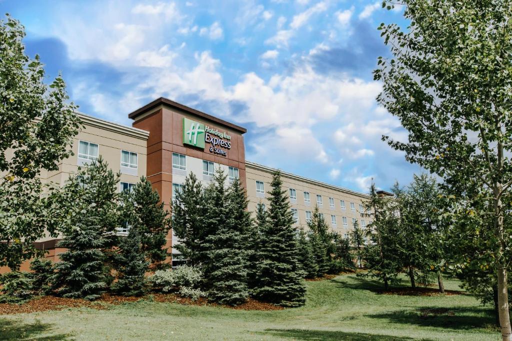 גינה חיצונית ב-Holiday Inn Express & Suites Spruce Grove - Stony Plain, an IHG Hotel