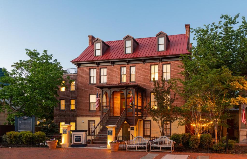 een groot bakstenen huis met een rood dak bij Historic Inns of Annapolis in Annapolis