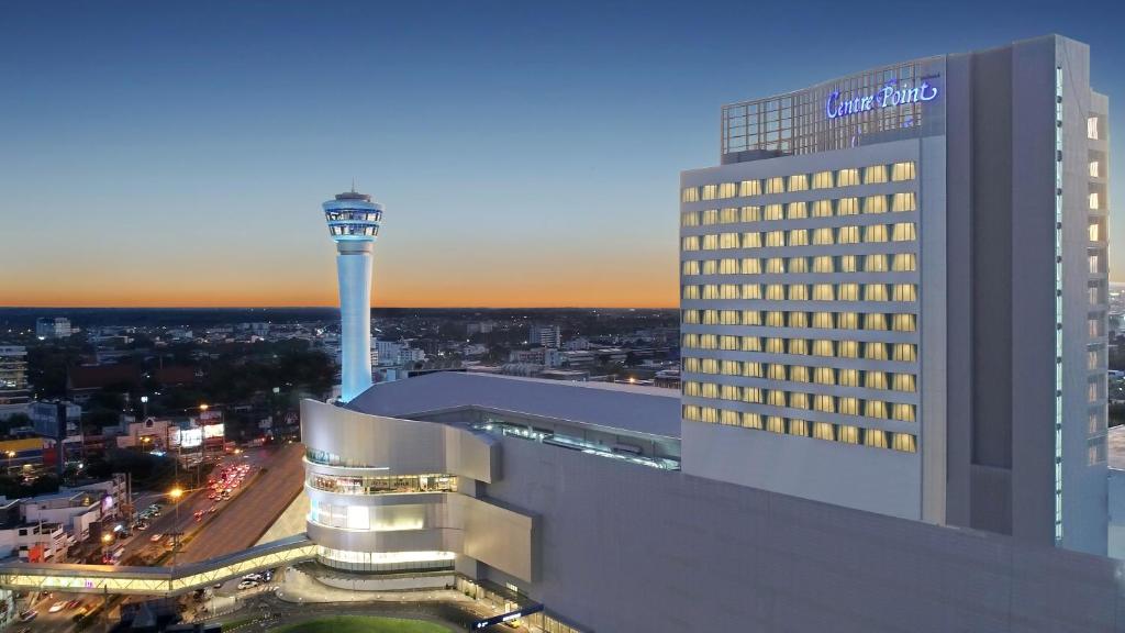 vistas a un edificio con torre de control en Centre Point Hotel Terminal21 Korat, en Nakhon Ratchasima