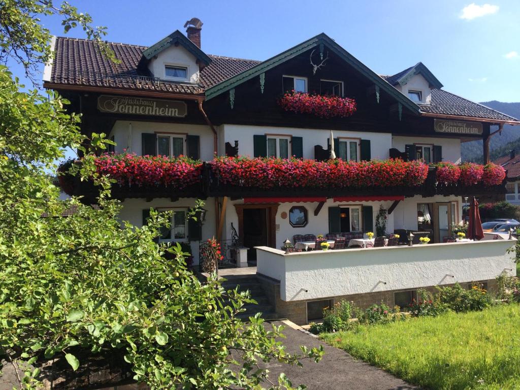 En hage utenfor Gästehaus Sonnenheim