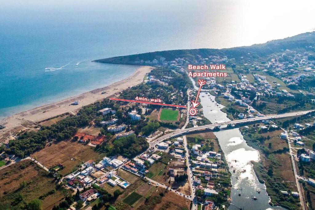 eine Luftansicht auf einen Strand mit Straße und Meer in der Unterkunft Beach Walk Apartments in Ulcinj