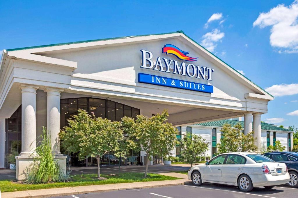 ルイスビルにあるBaymont by Wyndham Louisville Airport Southのベイスワース イン&スイーツ ビルディング ウィズ ア カーパーキング イン&スイーツ ビルディング