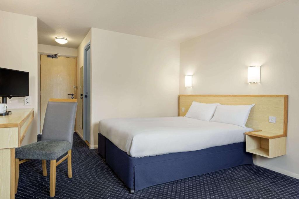 Days Inn Sutton Scotney North में एक कमरे में एक या कई बेड