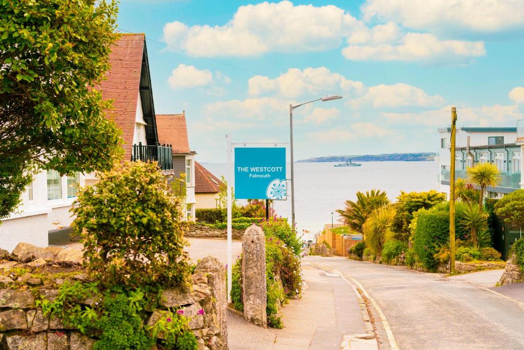 une rue avec un panneau bleu sur le côté d'une route dans l'établissement The Westcott by the Sea - Just for Adults, à Falmouth