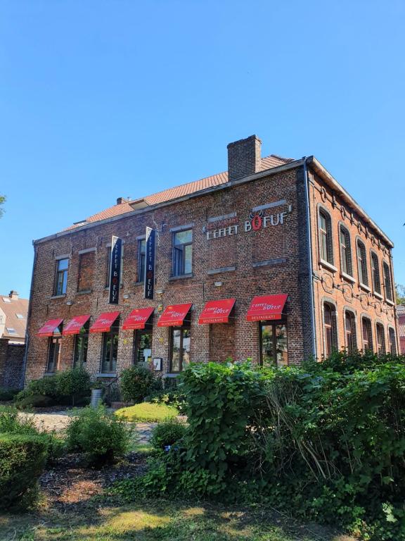 The building in which a szállodákat is located