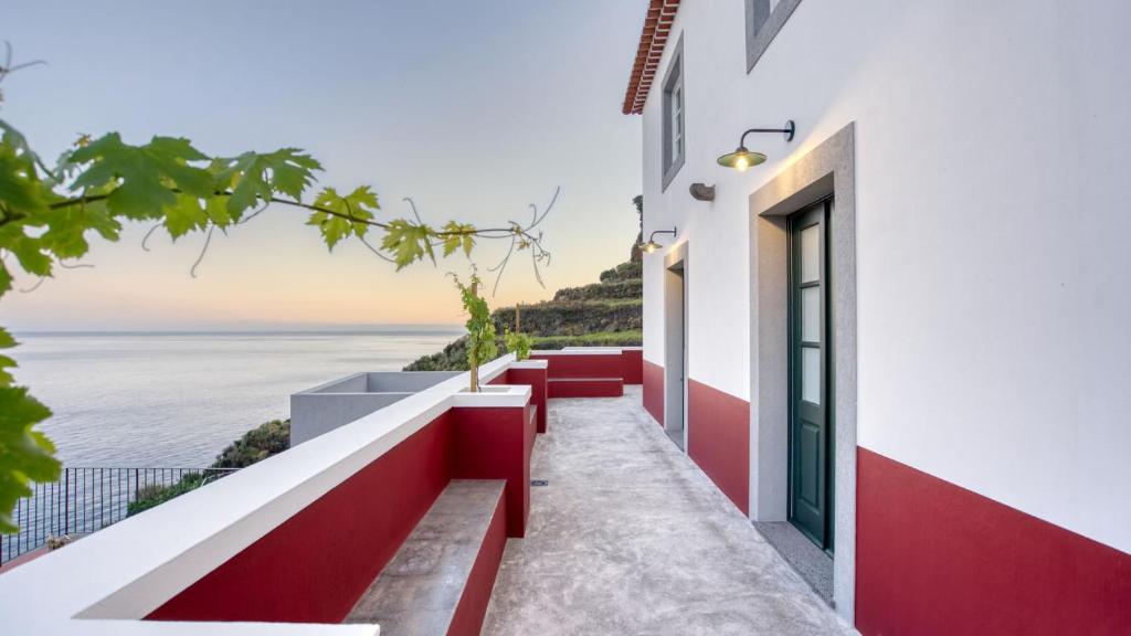 een balkon met uitzicht op de oceaan bij Socalco Nature Calheta in Calheta