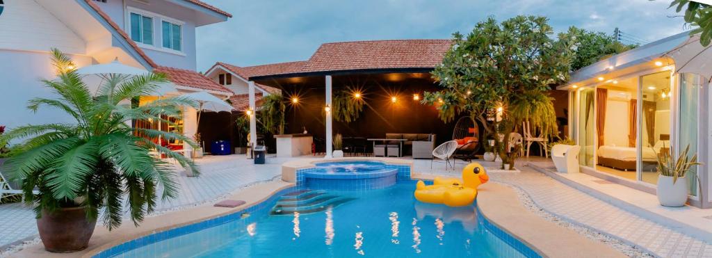 uma piscina no meio de uma casa em Baan Kiang Lay Phu View Hua Hin Private Pool Villa บ้านเคียงเลภูวิว ไพร์เวท พูลวิลล่า กลางเมือง ใกล้หาดหัวหิน em Hua Hin