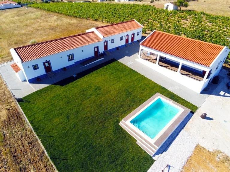 uma vista superior de uma casa com piscina em Quinta do Grande Lago em Reguengos de Monsaraz