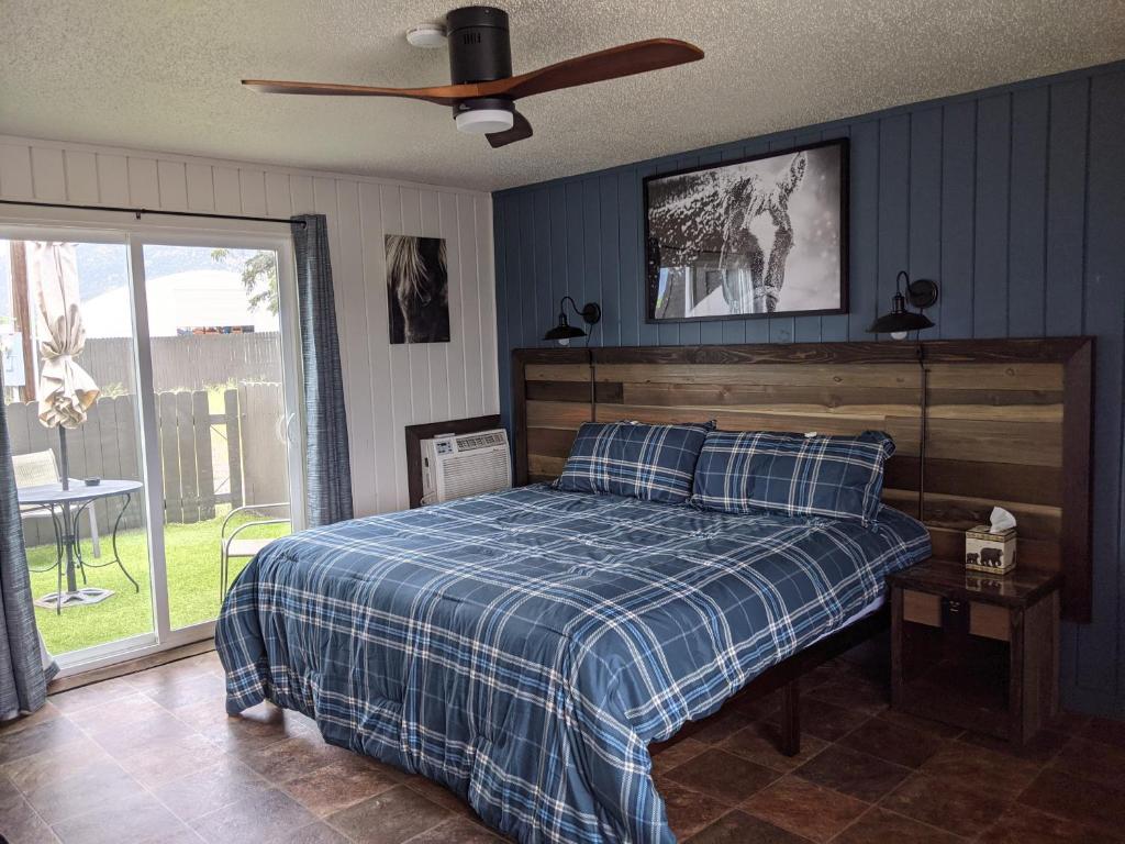 um quarto com uma cama e uma ventoinha de tecto em Slackwater Inn em Buena Vista