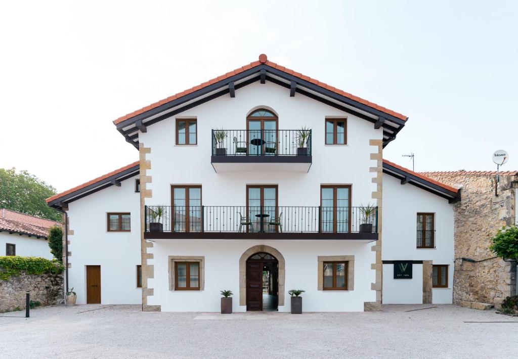 a large white house with a balcony at Jardines Villaverde in Villaverde de Pontones