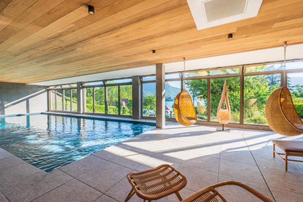 Poolen vid eller i närheten av Hôtel Beau Site Talloires B SPA