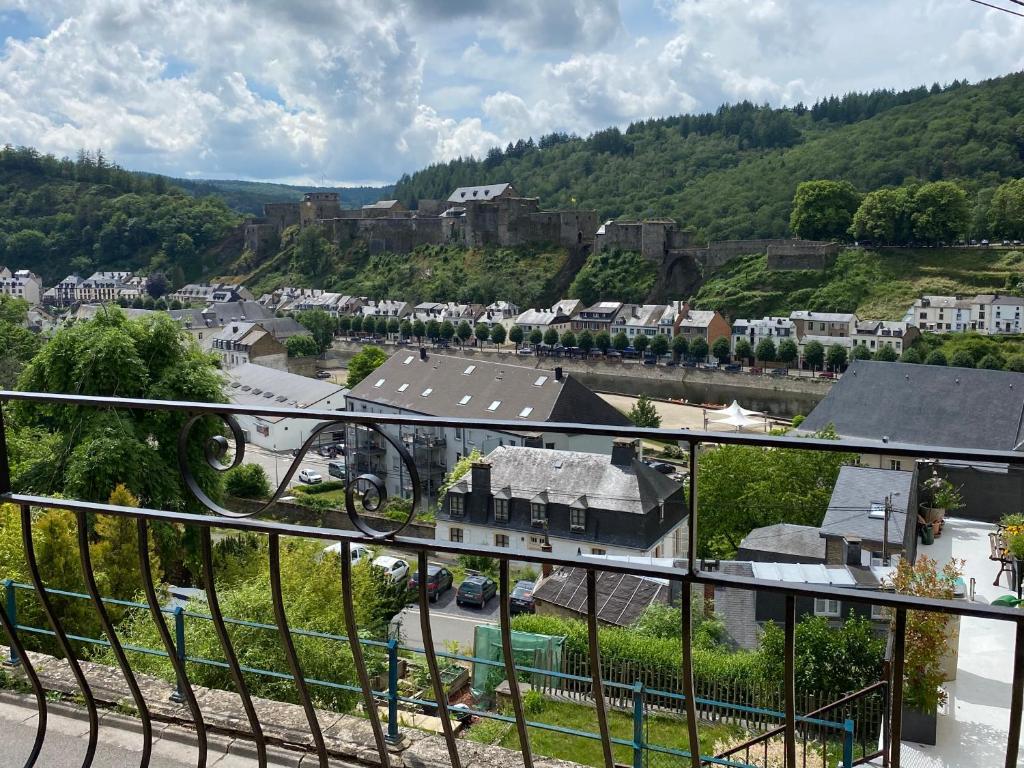 - Balcón con vistas a la ciudad en The Splendid View - 8 Personnes, en Bouillon