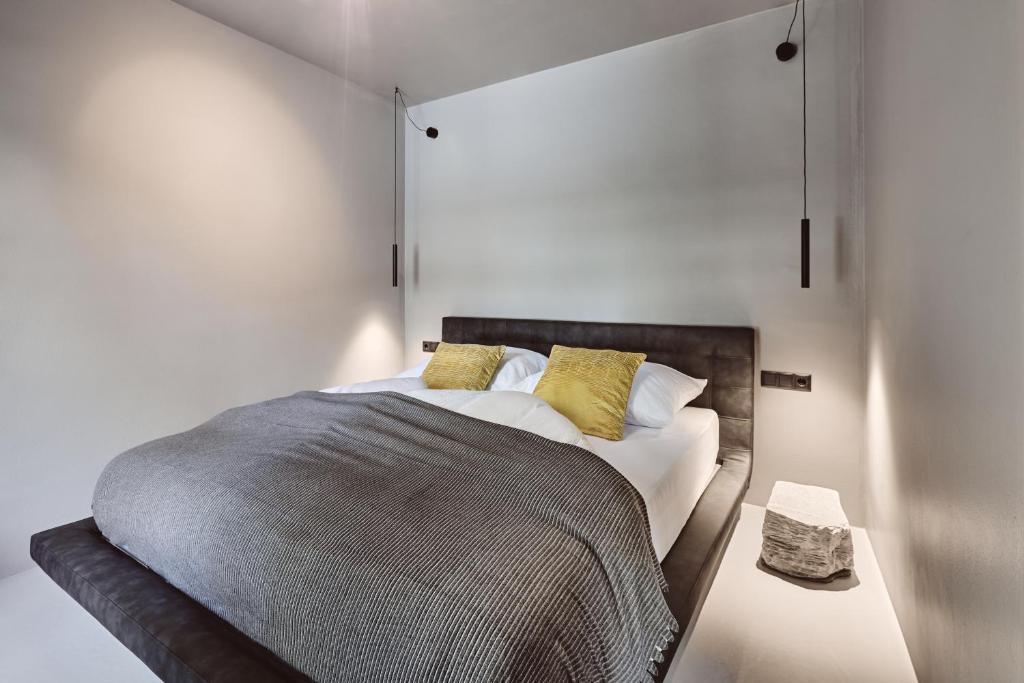 Säng eller sängar i ett rum på Stufels 7 Design Apartment with Brixen Card