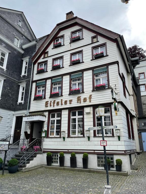 un bâtiment blanc avec les mots renard aîné dans l'établissement Eifelerhof hotel Monschau, à Monschau