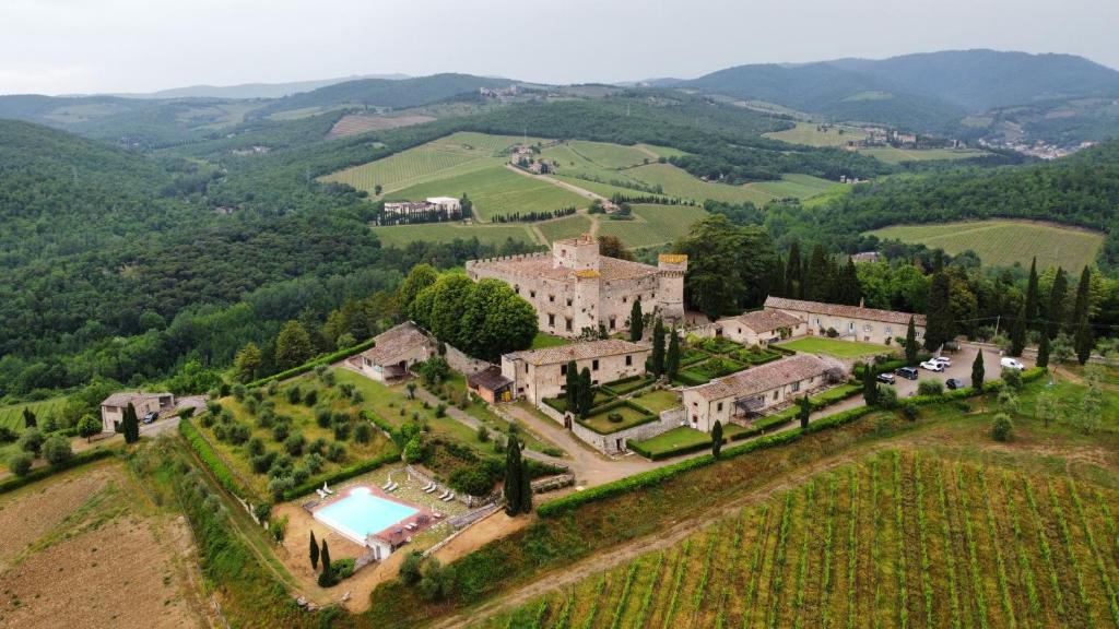 - une vue aérienne sur une demeure de caractère située dans les collines dans l'établissement Castello Di Meleto, à Gaiole in Chianti