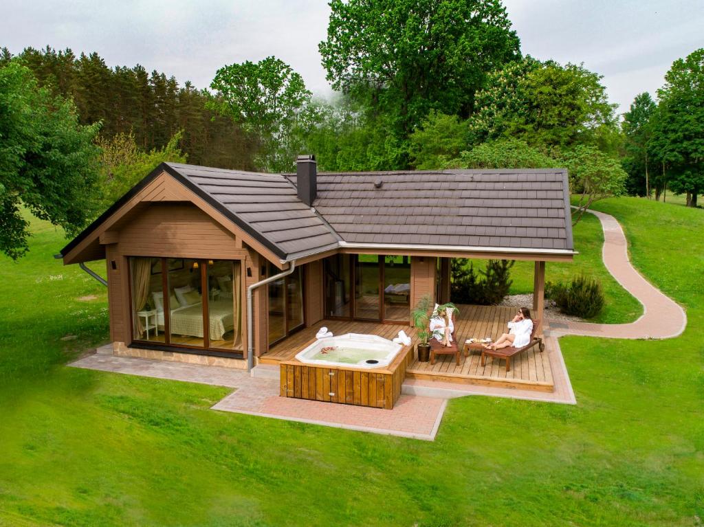 een uitzicht op een tiny house met een hot tub bij Harmony Park Countryside Villas & SPA in Prienai