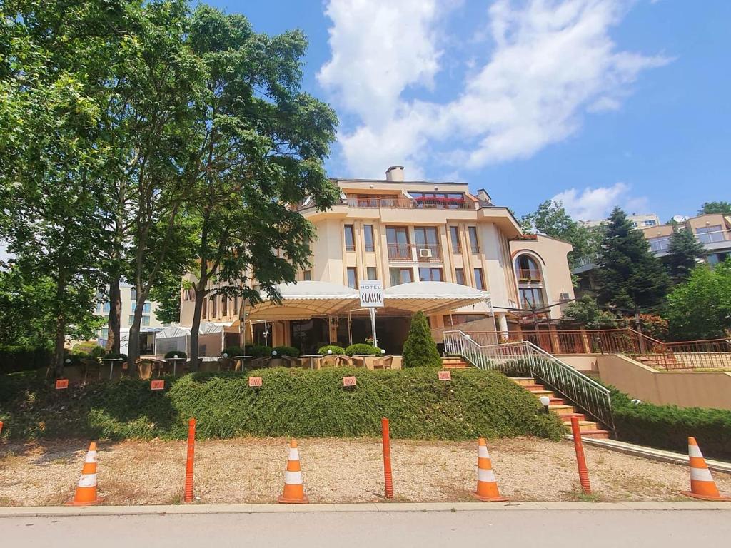 un edificio con conos naranjas delante de él en Family hotel Classic, en Varna