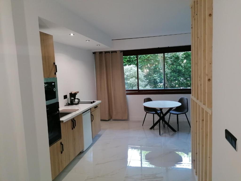 une cuisine avec une table et une salle à manger dans l'établissement Apartment Cannes Gallia Grand Park, à Cannes