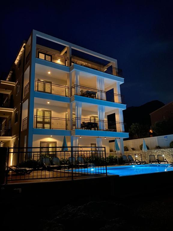 um edifício com piscina à noite em Baltimore.House em Baška Voda