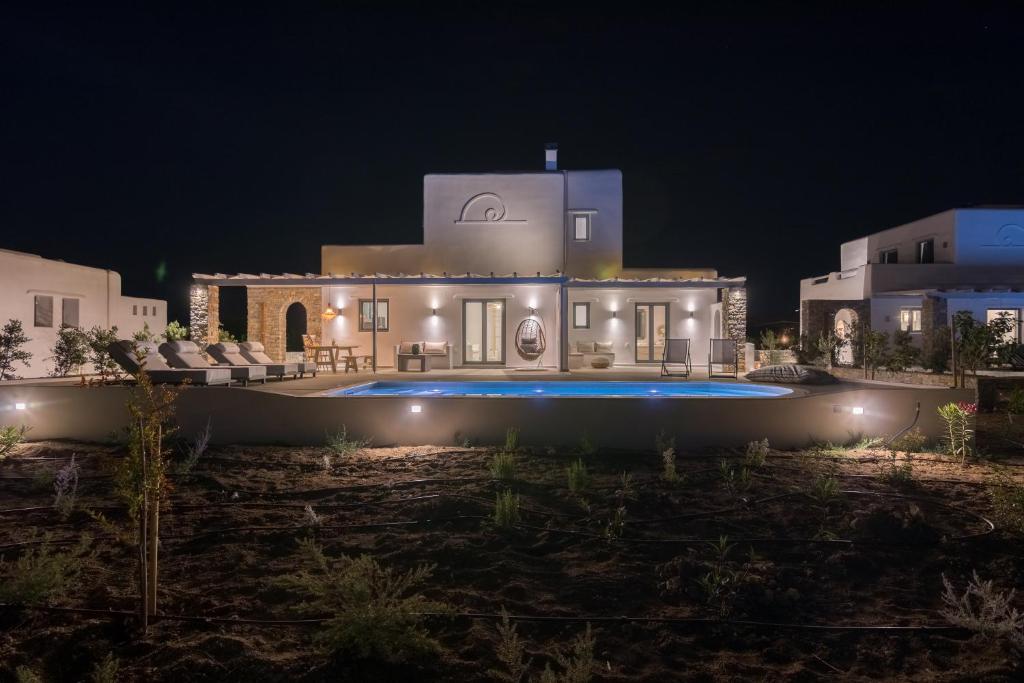 Isalos Villas Naxos في ناكسوس تشورا: فيلا بمسبح بالليل