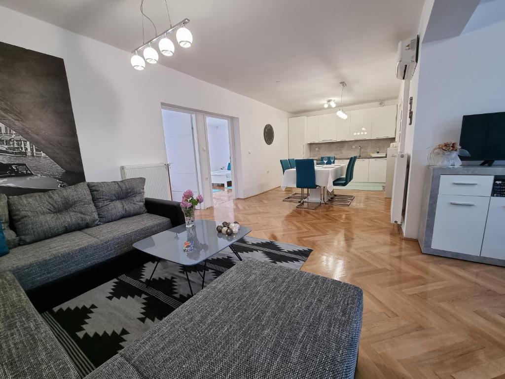 sala de estar con sofá y mesa en Apartman Nataly, en Varaždin