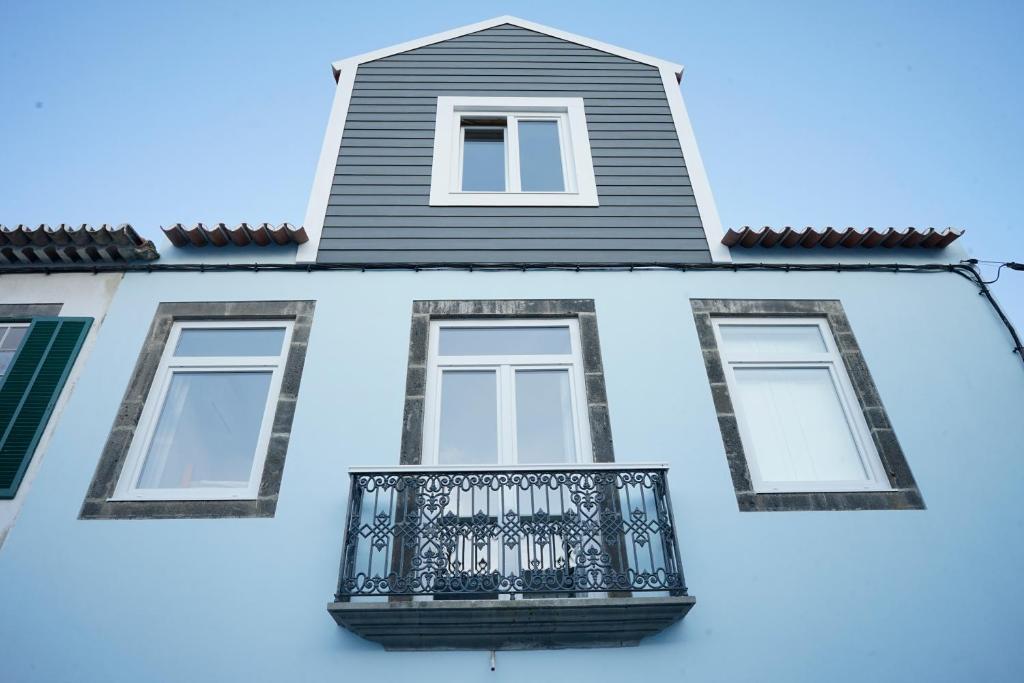 un edificio con un balcón en el lateral. en Largo Bispo Boutique Hostel, en Horta