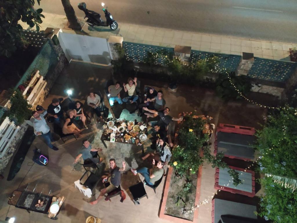 una vista sul soffitto di un gruppo di persone in un cortile di LA PITA BEACH HOUSE a Almería