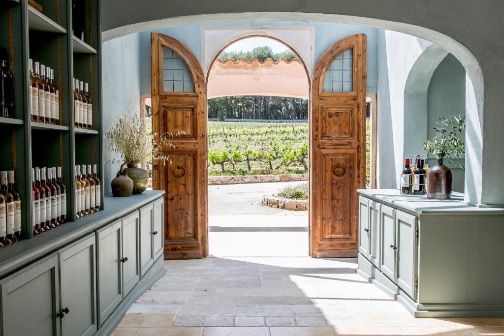 Domaine Rabiega - Vineyard and Boutique hotel في دراجوينا: مدخل لقبو النبيذ مع باب مفتوح